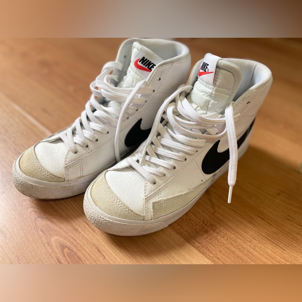 Nike Runners Size US5.5Y equivalent to women’s 7.5